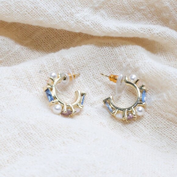 Kendra Scott Jewelry - Kendra Scott Madelyn Gold Multi Mix Huggie Earrings 🎉